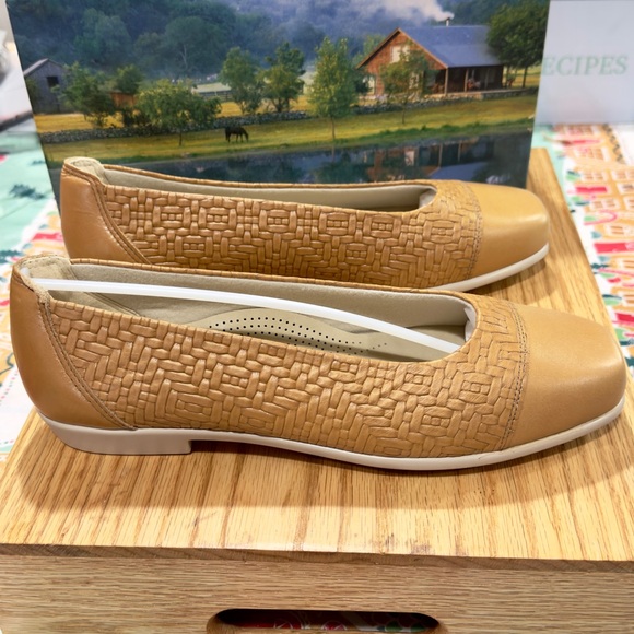 SAS Women's Maui wheat size 10 flats brand new with box;tri-pad comfort - Picture 7 of 13